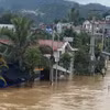 Nhiều ngôi nhà gần bờ sông ở khu vực thành phố Cao Bằng bị ngập sâu trong nước. (Ảnh: Quốc Đạt/TTXVN)