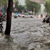Tại nhiều tuyến đường Thành phố Hồ Chí Minh mưa quá lớn khiến nước không thoát kịp, gây ngập úng. (Ảnh: Hồng Giang/TTXVN)