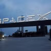 Biểu tượng của Tập đoàn SpaceX tại cổng vào trung tâm vũ trụ Brownsville ở Texas, Mỹ. (Ảnh: Reuters/TTXVN)