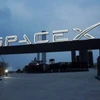 Biểu tượng của Tập đoàn SpaceX tại cổng vào trung tâm vũ trụ Brownsville ở Texas, Mỹ. (Ảnh: Reuters/TTXVN)
