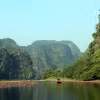 Hoa súng mang đến diện mạo mới, làm gia tăng trải nghiệm, hấp dẫn du khách khi đến tham quan tại Khu du lịch Tam Cốc, huyện Hoa Lư, tỉnh Ninh Bình. (Ảnh: Thùy Dung/TTXVN)