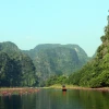 Hoa súng mang đến diện mạo mới, làm gia tăng trải nghiệm, hấp dẫn du khách khi đến tham quan tại Khu du lịch Tam Cốc, huyện Hoa Lư, tỉnh Ninh Bình. (Ảnh: Thùy Dung/TTXVN)