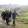 Lực lượng công binh tỉnh Hưng Yên di dời quả bom về nơi hủy nổ. (Ảnh: Đinh Văn Nhiều/TTXVN)