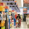 Người tiêu dùng mua sắm tại siêu thị ở Mỹ. (Ảnh: THX/TTXVN)