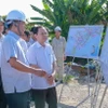 Bí thư Thành ủy Cần Thơ Nguyễn Văn Hiếu (thứ 2, phải) nghe báo cáo tiến độ thi công dự án thành phần 2 cao tốc Châu Đốc-Cần Thơ-Sóc Trăng. (Ảnh: Thanh Liêm/TTXVN)