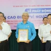 Ông Nguyễn Phước Lộc, Phó Bí thư Thành ủy Thành phố Hồ Chí Minh đón nhận ủng hộ Quỹ “Vì người nghèo” năm 2024 và trao thư cảm ơn các tập thể, cá nhân tại lễ phát động. (Ảnh Thanh Vũ/TTXVN)