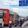 Người dân di chuyển qua các nút giao trên Quốc lộ 1 tại Thành phố Hồ Chí Minh. (Ảnh minh họa: Mạnh Linh/TTXVN)