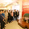 Các đại biểu thăm quan triển lãm. (Ảnh: Hoàng Hùng/TTXVN)