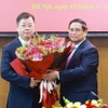 Thủ tướng Phạm Minh Chính trao Quyết định bổ nhiệm và tặng hoa chúc mừng Tổng Giám đốc Đài Truyền hình Việt Nam đối với ông Nguyễn Thanh Lâm. (Ảnh: Dương Giang/TTXVN)