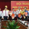 Bí thư Tỉnh ủy Đồng Nai Nguyễn Hồng Lĩnh; Chủ tịch UBND tỉnh Đồng Nai Võ Tấn Đức và lãnh đạo các cơ quan chúc mừng các đồng chí nhận quyết định về công tác cán bộ. (Nguồn: Báo Đồng Nai)