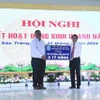 Lãnh đạo Công ty Xổ số Sóc Trăng trao 5 tỷ đồng cho Quỹ Khuyến học tỉnh. (Ảnh: Trung Hiếu/TTXVN)