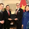 Phó Chủ tịch nước Võ Thị Ánh Xuân và Thủ tướng Vương quốc Thụy Điển Ulf Kristersson chứng kiến lễ trao Bản ghi nhớ hợp tác. (Ảnh: Phương Hoa/TTXVN)