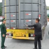 Lực lượng biên phòng và hải quan cửa khẩu song phương Chi Ma, tỉnh Lạng Sơn, phối hợp kiểm tra phương tiện xuất nhập khẩu hàng hóa. (Ảnh: Quang Duy/TTXVN)