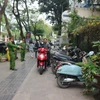 Công an phường Phan Chu Trinh (Hoàn Kiếm) nhắc nhở chủ cơ sở kinh doanh không được đỗ xe trên vỉa hè đường Lý Thường Kiệt. (Ảnh: Mạnh Khánh/TTXVN)