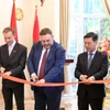 Ông Eugeny Shestakov, Thứ trưởng Bộ Ngoại giao Cộng hòa Belarus cùng Phó Chủ tịch Ủy ban Nhân dân Thành phố Hồ Chí Minh Nguyễn Văn Dũng thực hiện nghi thức cắt băng khai trương. (Ảnh: Thanh Vũ/TTXVN)