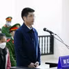 Bị cáo Hoàng Văn Hưng, cựu cán bộ Công an khai báo trước tòa. (Ảnh: Phạm Kiên/TTXVN)