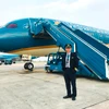 Cơ trưởng Đặng Ngọc Cơ vinh dự và tự hào lái chiếc máy bay Boeing 787-10 đầu tiên của Vietnam Airlines. (Ảnh: ĐB).