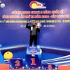 Trần Quyết Chiến lên bục nhận Cup nhà vô địch Giải Billiards Carom 3 băng Quốc tế Bình Dương lần thứ 12 năm 2024. (Ảnh: TTXVN phát)