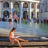 Người dân tắm mát dưới đài phun nước trong ngày Hè nóng nực ở trung tâm thành phố Moskva. (Ảnh minh họa. Nguồn: VCG)