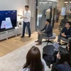 Một nhân viên của Samsung Electronics giới thiệu dịch vụ chăm sóc cho phép người dùng điều khiển từ xa các thiết bị gia dụng của cha mẹ họ. (Nguồn: Samsung)