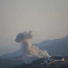 Khói bốc lên sau cuộc không kích của Israel xuống Kafr Kila, Liban. (Ảnh: THX/TTXVN)