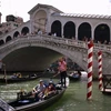Khách du lịch đi thuyền gondola tại Venice, Italy. (Ảnh: AFP/TTXVN)
