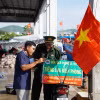 Các chiến sỹ biên phòng cùng với xe gắn máy và chiếc loa kéo mini di chuyển khắp các cảng cá, bến bãi, khu dân cư để tuyên truyền pháp luật. (Ảnh: TTXVN phát)