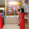 Khách tham quan và nghe thuyết minh về các hiện vật được trưng bày trong Nhà trưng bày lưu niệm Tổng Bí thư Trần Phú. (Ảnh: Hoàng Ngà/TTXVN)