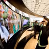 Tivi OLED màn hình cong của Samsung được trưng bày tại hội chợ thương mại điện tử quốc tế ở Berlin, Đức. (Ảnh: AFP/TTXVN)