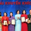 Tổng Giám đốc TTXVN Vũ Việt Trang trao giải Khuyến khích, Giải Báo chí Quốc gia, cho các tác giả, đại diện nhóm tác giả. (Ảnh: Thống Nhất/TTXVN)