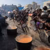 Người dân chờ nhận thực phẩm cứu trợ tại thành phố Rafah, phía Nam Dải Gaza. (Ảnh: THX/TTXVN)