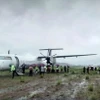 Máy bay dừng trên bãi cỏ phía ngoài đường băng bêtông. (Ảnh: rappler)