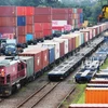 Tàu chở hàng hóa tại kho container ở Uiwang, cách Seoul (Hàn Quốc) 21km về phía nam. (Ảnh: Yonhap/TTXVN)