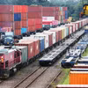 Tàu chở hàng hóa tại kho container ở Uiwang, cách Seoul (Hàn Quốc) 21km về phía nam. (Ảnh: Yonhap/TTXVN)