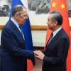 Bộ trưởng Ngoại giao Trung Quốc Vương Nghị (phải) và Ngoại trưởng Nga Sergei Lavrov tại cuộc gặp ở Bắc Kinh ngày 16/10/2023. (Ảnh: AFP/TTXVN)
