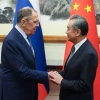 Bộ trưởng Ngoại giao Trung Quốc Vương Nghị (phải) và Ngoại trưởng Nga Sergei Lavrov tại cuộc gặp ở Bắc Kinh ngày 16/10/2023. (Ảnh: AFP/TTXVN)