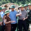 Phó Thủ tướng Trần Lưu Quang cùng đoàn công tác kiểm tra công tác khắc phục hậu quả lũ quét tại bản Lĩnh, xã Mường Pồn, huyện Điện Biên, tỉnh Điện Biên. (Ảnh: Trung Kiên/TTXVN)