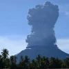 Tro bụi phun lên từ miệng núi lửa Ibu ở tỉnh Bắc Maluku, Indonesia,. (Ảnh: AFP/TTXVN)