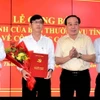 Tân Bí thư Thành ủy Sóc Trăng Thái Đăng Khoa nhận Quyết định và hoa chúc mừng. (Ảnh TTXVN phát)