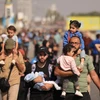 Người dân Palestine sơ tán tránh xung đột xuống phía Nam Dải Gaza. (Ảnh: AFP/TTXVN)