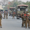 Binh sỹ Myanmar gác trên đường phố. (Ảnh: AFP/TTXVN)