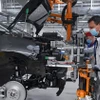 Công nhân làm việc tại nhà máy của hãng ôtô Volkswagen ở Zwickau, miền Đông Đức. (Ảnh: AFP/TTXVN)