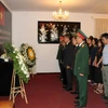 Toàn thể cán bộ, nhân viên Đại sứ quán và các cơ quan đại diện Việt Nam tại Algeria dành một phút mặc niệm tưởng nhớ và tiễn biệt Tổng Bí thư Nguyễn Phú Trọng. (Ảnh Trung Khánh/TTXVN)