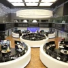 Giao dịch viên tại Sàn chứng khoán ở Frankfurt, Đức. (Ảnh: AFP/TTXVN)
