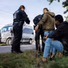 Cảnh sát kiểm tra người nhập cư tại khu vực Forst, gần biên giới Đức-Ba Lan. (Ảnh: AFP/TTXVN)