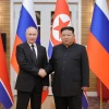 Ngày 19/6/2024, Tổng thống Nga Vladimir Putin (trái) và nhà lãnh đạo Triều Tiên Kim Jong Un ký hiệp ước về quan hệ đối tác chiến lược toàn diện giữa hai nước. (Ảnh: Yonhap/TTXVN)
