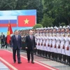 Chủ tịch nước Tô Lâm và Tổng thống Liên bang Nga Vladimir Putin duyệt Đội danh dự Quân đội nhân dân Việt Nam. (Ảnh: Nhan Sáng/TTXVN)