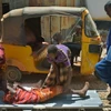 Chuyển bệnh nhân mắc bệnh tả tới bệnh viện ở Baidoa, Somalia. (Ảnh: AFP/TTXVN)