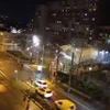 Nhóm người bắn súng cối pháo hoa rầm rộ vào mặt tiền đồn cảnh sát La Courneuve. (Nguồn: Twitter)