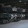 Xe tăng Leopard 2 chờ chuyển giao cho Ukraine tại thao trường ở Augustdorf, Đức. (Ảnh: AFP/TTXVN)